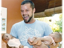 Ricky Martin hạnh phúc với hai con trai song sinh. Ảnh: Rickymartinmusic.Com