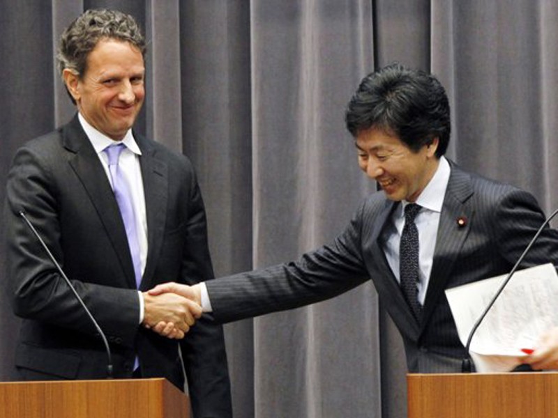 Bộ trưởng Tài chính Nhật Bản Azumi (phải) và Bộ trưởng Tài chính Mỹ Geithner Ảnh: AP