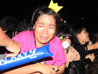 Một fan nữ Việt khóc vì thần tượng Hàn