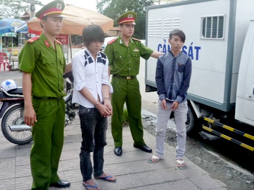 2 đối tượng trộm xe mô tô Huỳnh Văn Mạnh và Lương Xuân Phú (áo trắng) bị công an phường 10 TP Mỹ Tho bắt giữ cùng tang vật