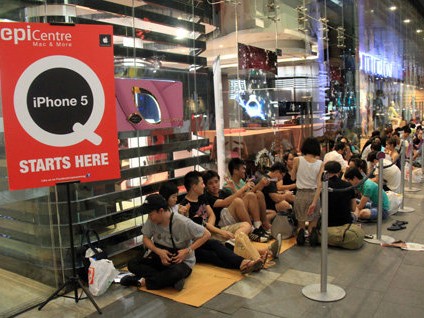 Người Việt xếp hàng chờ mua iPhone 5 ở Singapore