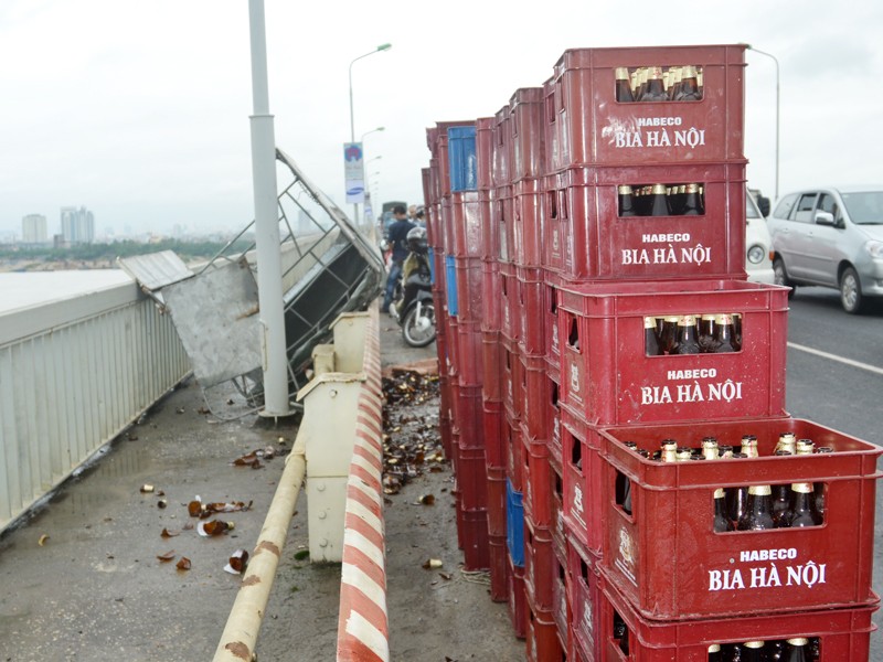 Lật xe tải chở bia trên cầu Thăng Long