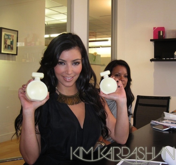 'Quả bom sex' Kim Kardashian lại ra mắt dòng nước hoa mới