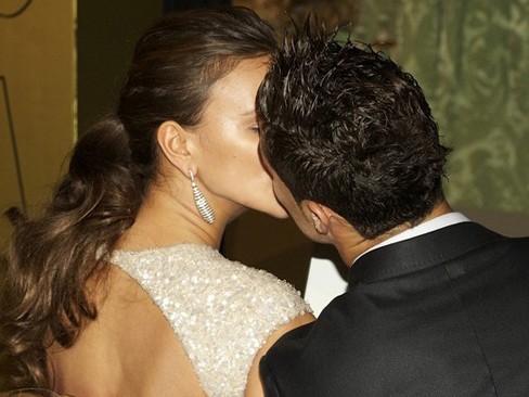Ronaldo và bạn gái ‘khóa môi’ đắm đuối