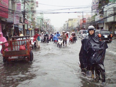 Ngập nặng trên đường Phan Đình Phùng (Q.Phú Nhuận) do mưa lớn kết hợp triều cường Ảnh: HT