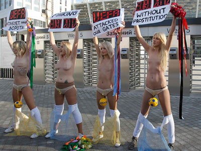 Khỏa thân phản đối mại dâm tại VCK EURO 2012