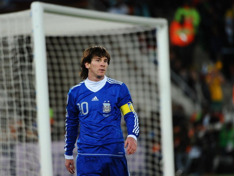 Bị cảm, Messi vẫn xin ra sân tập luyện