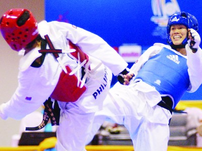 Hoài Thu (phải) - hy vọng vàng của tuyển taekwondo. Ảnh: T.Vũ