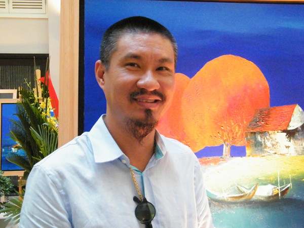 Đào Hải Phong tại triển lãm “Cân bằng”. Ảnh: N.M.Hà