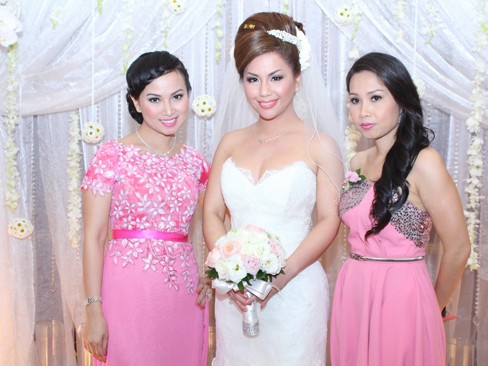 Minh Tuyết gợi cảm trong tiệc cưới ở Việt Nam