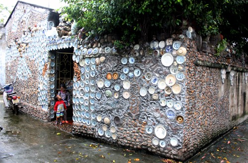Kỳ quặc ngôi nhà gắn 8.000 bát đĩa cổ xưa