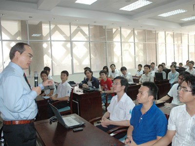 Phó Thủ tướng Nguyễn Thiện Nhân trò chuyện với sinh viên chương trình tiên tiến ĐH Khoa học Tự nhiên TPHCM Ảnh: Quang Phương