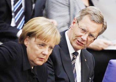 Tổng thống đắc cử Christian Wulff (phải) và đương kim Thủ tướng Đức Angela Merkel. Ảnh: AP