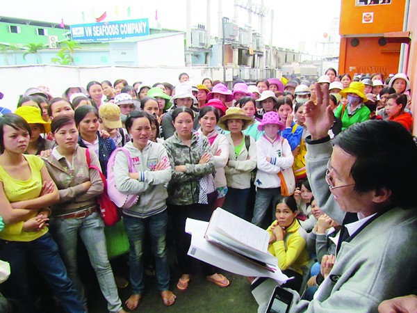 Công nhân Cty Sakura nghe đại diện LĐLĐ tỉnh Khánh Hòa thông báo kết quả làm việc với Ban GĐ Cty