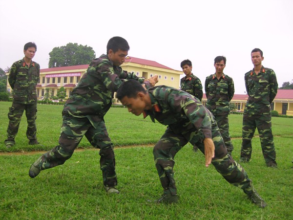 Học viên Đại học Trần Quốc Tuấn luyện tập võ nghệ