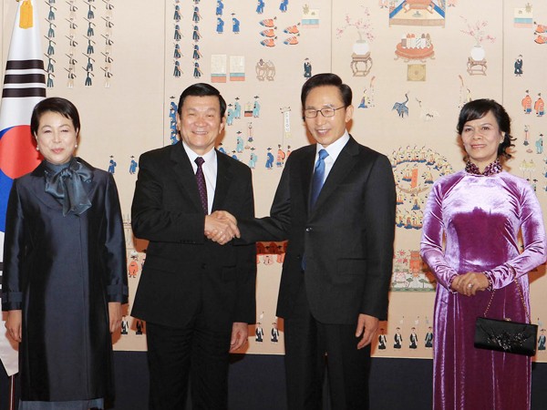 Tổng thống Hàn Quốc Lee Myung Bak và Phu nhân đón Chủ tịch nước Trương Tấn Sang và Phu nhân Ảnh: TTXVN