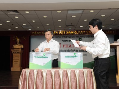 Cán bộ nhân viên Vietcombank quyên góp 7 tỷ đồng Vì Trường Sa thân yêu và ủng hộ đồng bào miền Trung bị lũ lụt