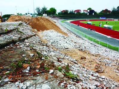 Công trình nâng cấp sân vận động Cần Thơ hơn 100 tỷ đồng đang ngổn ngang đất đá Ảnh: Thanh Chương