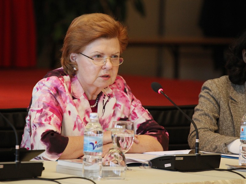 Bà cựu Tổng thống Latvia phát biểu tại hội nghị Giải thưởng quốc tế Trần Nhân Tông về Hòa giải và Yêu thương ngày 16-2 tại Hà Nội :” Tôi sẽ đồng hành và đóng góp nhiều hơn nữa cho Giải thưởng và Viện Trần Nhân Tông “