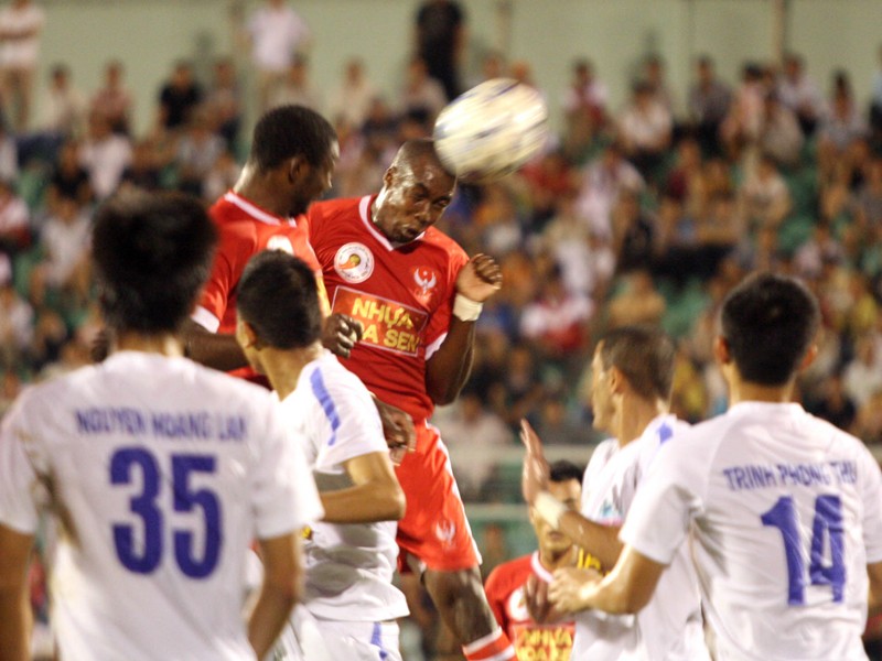 Chủ nhà Sài Gòn FC (đỏ) tỏ ra vượt trội so với đội khách Thanh Hóa Ảnh: Tường Vũ