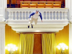 Nhảy lầu tự tử trước mặt Thủ tướng
