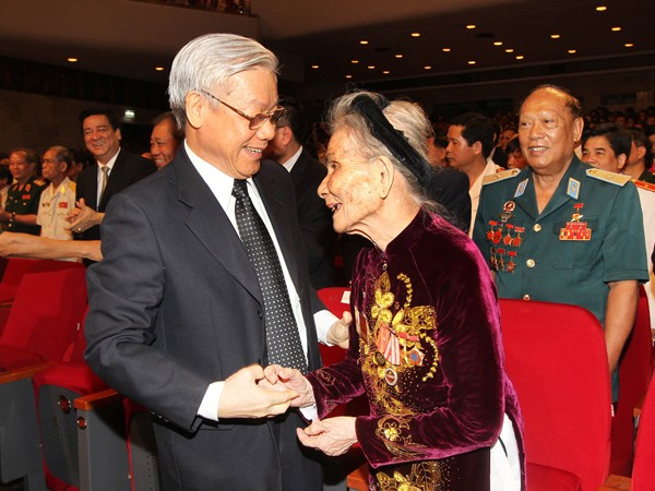 Tổng Bí thư Nguyễn Phú Trọng với Mẹ Việt Nam Anh hùng tại Lễ kỷ niệm Ảnh: TTXVN