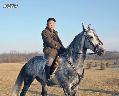 Chủ tịch Kim Jong-un cưỡi ngựa thị sát quân đội