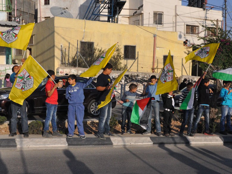 Trẻ em cầm cờ tại nơi an nghỉ Tổng thống Yasser Arafat ở Ramallah