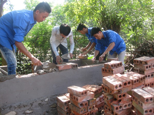 Thanh niên Quảng Ninh tình nguyện giúp dân Ảnh: CTV