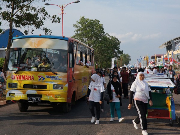 Xe ô tô chạy trong khuôn viên khu LHTT Jakabaring cùng xe xích lô và người đi bộ Ảnh: Vĩnh Phong