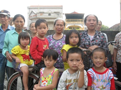 Khai giảng được gần một tháng rồi nhưng những trẻ em 5 tuổi ở thôn Anh Nhuệ, Ân Thi vẫn chưa được đi học