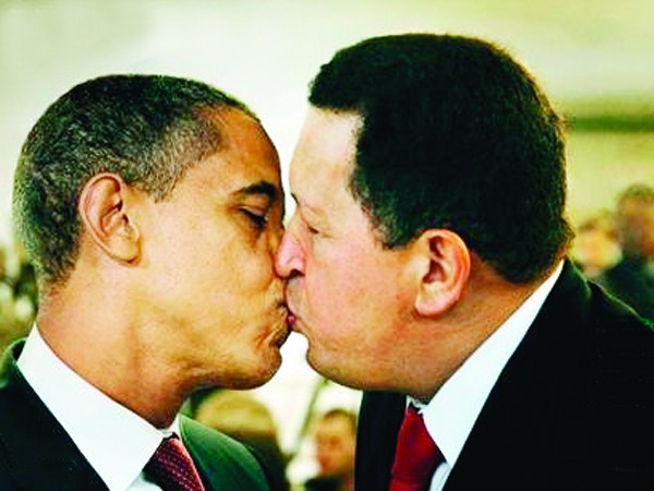 Ông Obama hôn môi ông Chavez?