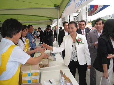 Bộ trưởng LĐ-TB&XH Nguyễn Thị Kim Ngân (phải) trong một lần tham dự Festival việc làm Việt Nam - Hàn Quốc Ảnh: Thiện Phúc