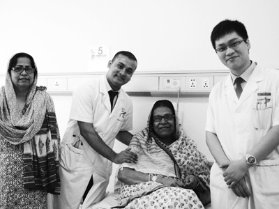Bà NaHa chụp ảnh cùng các bác sĩ điều trị