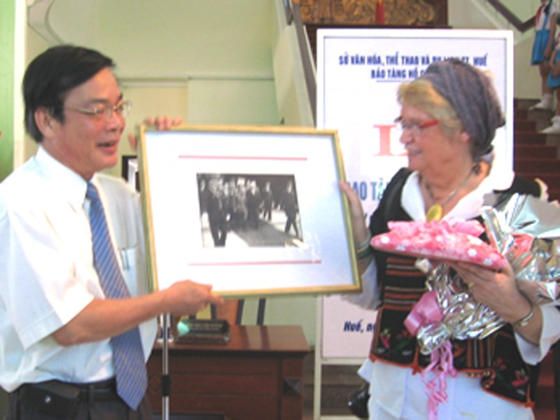 Ông Ngô Hòa, Phó Chủ tịch UBND tỉnh TT-Huế tiếp nhận tư liệu được trao tặng