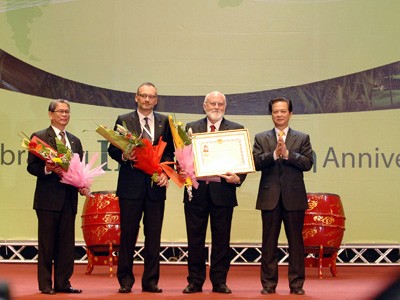 Thủ tướng Nguyễn Tấn Dũng trao Huân chương Hữu nghị cho IRRI