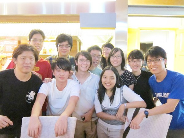 Quỳnh Anh (hàng đầu thứ nhất bên phải) và các sinh viên quốc tế