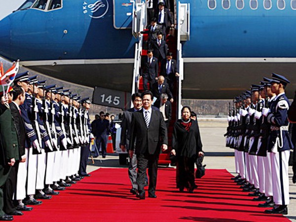 Thủ tướng Nguyễn Tấn Dũng và Phu nhân trong lễ đón tại sân bay Seoul Ảnh: TTXVN