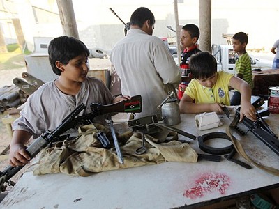 Trẻ em Lybia và cuộc chiến giữa bút và súng