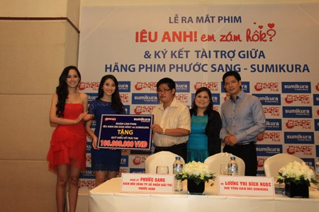 Hoa hậu Việt Nam 2012 Đặng Thu Thảo trong buổi ra mắt đoàn làm phim: Iêu anh ! em zam Hok?