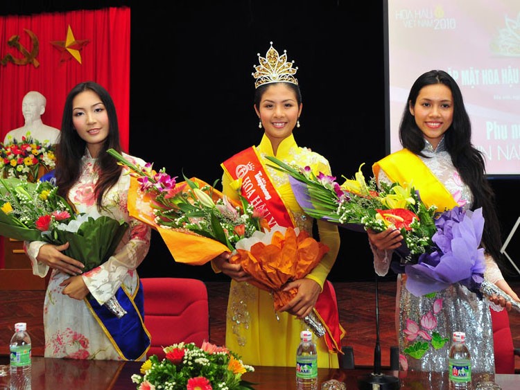 Các Hoa hậu, Á hậu tới thăm báo Tiền Phong