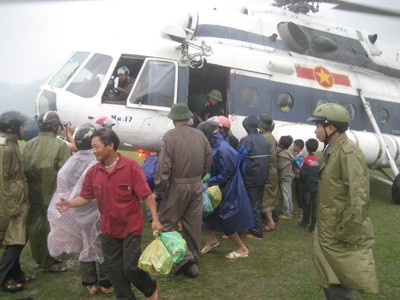Người dân nhận cứu trợ từ máy bay của Trung đoàn 954