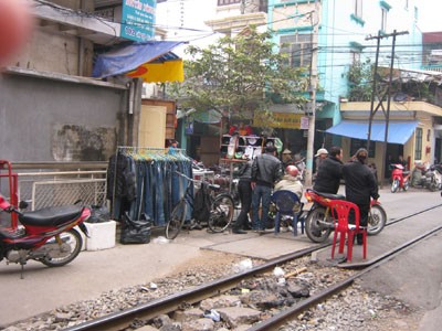 Người dân vô tư bán hàng ngay hành lang đường sắt