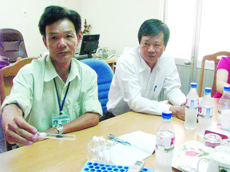 Cán bộ TT Y tế dự phòng Đà Nẵng giới thiệu những cá thể bọ xít tiếp nhận trong ngày 2-7. Ảnh: Tr.Q