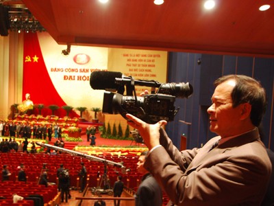 Ông Nguyễn Văn Vinh tác nghiệp tại Đại hội Đảng XI