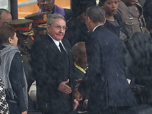 Chủ tịch Cuba nói gì khi bắt tay Tổng thống Mỹ?