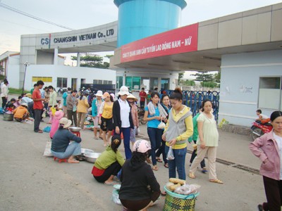 Thịt, rau được bày bán trên mặt đường, ngay cổng một KCN ở Đồng Nai