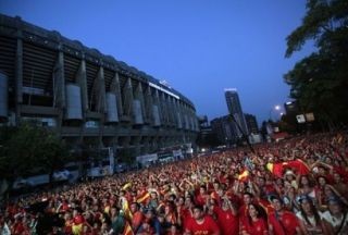 Hàng nghìn cổ động viên Tây Ban Nha đổ ra đường mừng chiến thắng của đội nhà