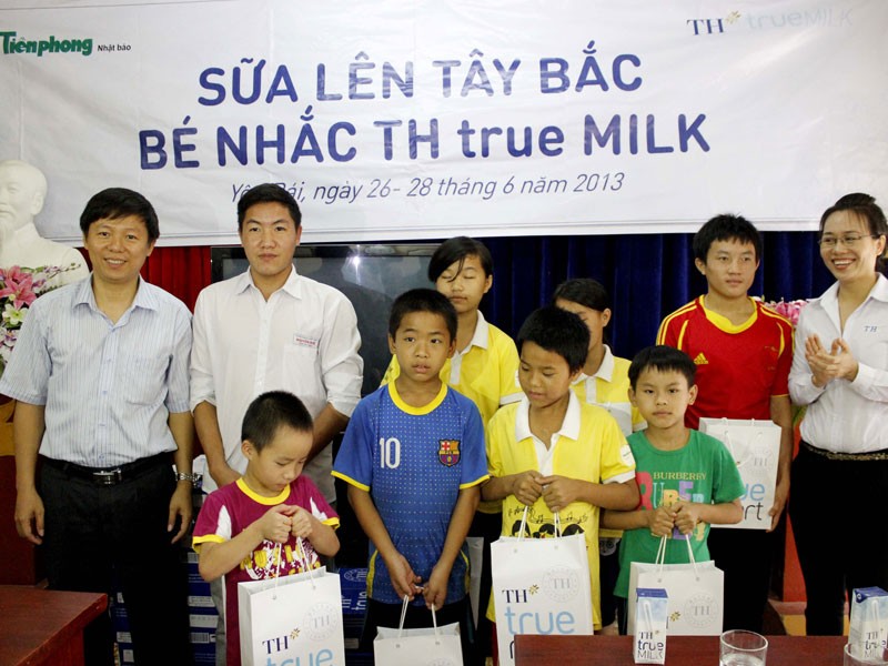 Tặng 16.000 ly sữa TH cho trẻ em nghèo Yên Bái