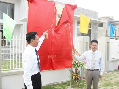 Ông Đào Hồng Tuyển trao biệt thự cho GS Ngô Bảo Châu